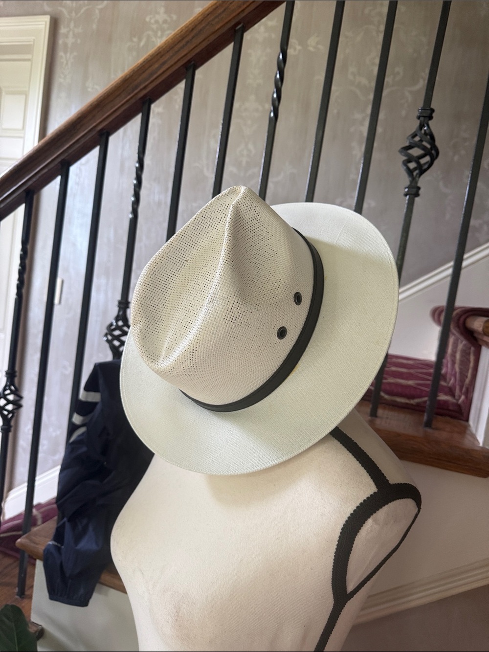 PANAMA men’s hat, preowned very good condition.  Medium